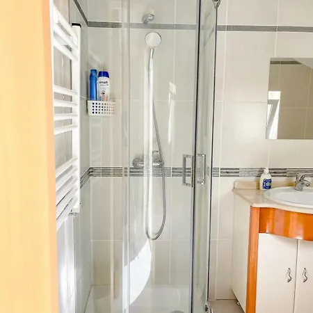 Privatunterkunft Seaside In A Peniche Townhouse Featuring A Private Bathroom And Shared Access To The Swimming Pool And Kitchen