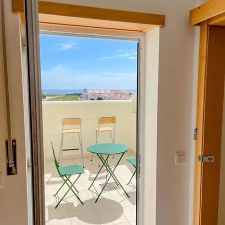 Privatunterkunft Seaside In A Peniche Townhouse Featuring A Private Bathroom And Shared Access To The Swimming Pool And Kitchen