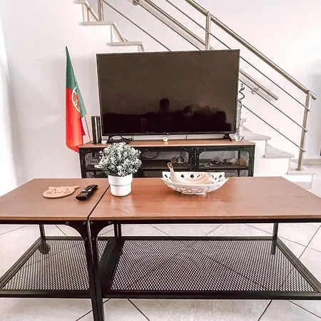 Privatunterkunft Seaside In A Peniche Townhouse Featuring A Private Bathroom And Shared Access To The Swimming Pool And Kitchen *