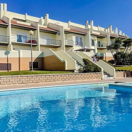 Seaside In A Peniche Townhouse Featuring A Private Bathroom And Shared Access To The Swimming Pool And Kitchen Privatunterkunft Atouguia Da Baleia