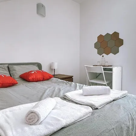 Kwatera prywatna Seaside In A Peniche Townhouse Featuring A Private Bathroom And Shared Access To The Swimming Pool And Kitchen Atouguia Da Baleia