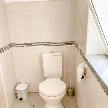 Seaside In A Peniche Townhouse Featuring A Private Bathroom And Shared Access To The Swimming Pool And Kitchen Pansiyon *