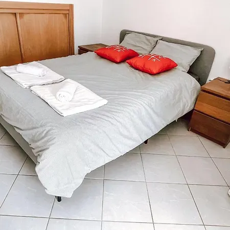 Habitación en casa particular Seaside In A Peniche Townhouse Featuring A Private Bathroom And Shared Access To The Swimming Pool And Kitchen